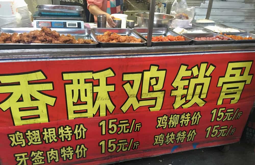 风靡街头的香酥鸡锁骨,为啥买1斤送半斤?是什么肉?现在明白了