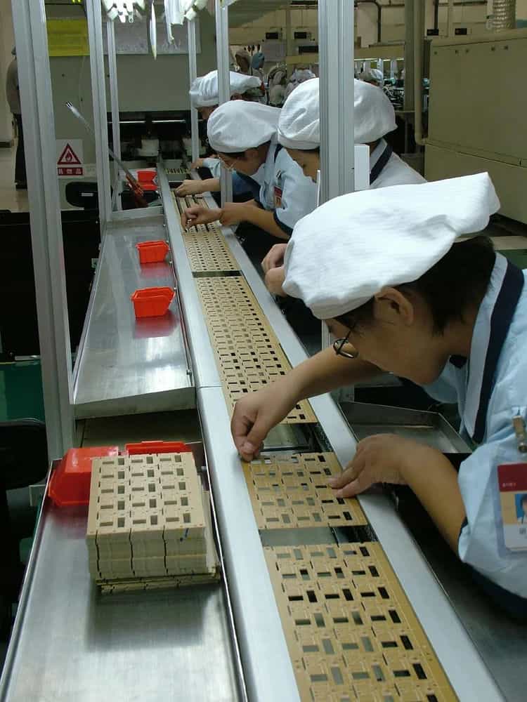 富士康手机组装生产线图片