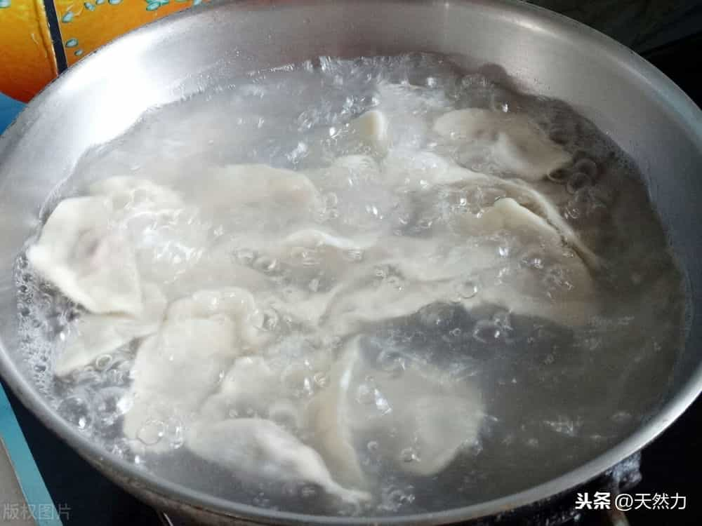 冷凍餃子是冷水下鍋還是熱水下鍋冷凍餃子應該熱水下鍋還是冷水下鍋