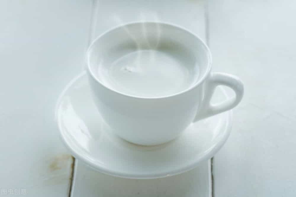 一杯热牛奶的照片图片