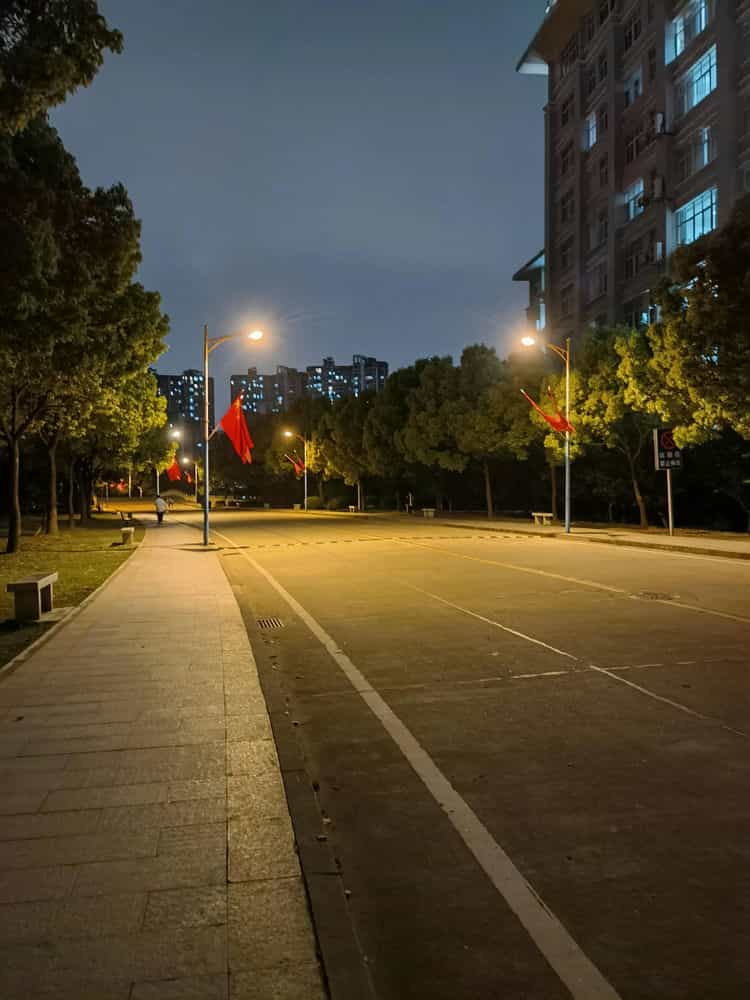 我拿mate40pro和一加8分別用普通模式和夜景模式拍了一下晚上的路燈