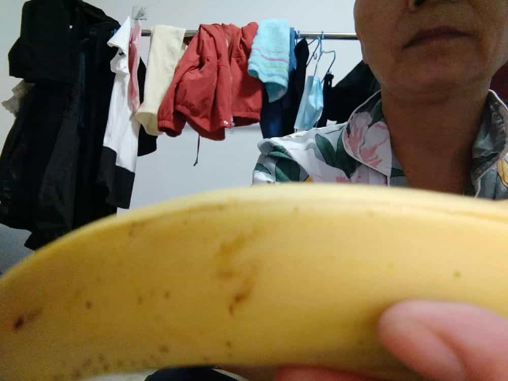我刚买的香蕉掰开里面黑心了怎么回事香蕉里面有一条黑心的是怎么回事