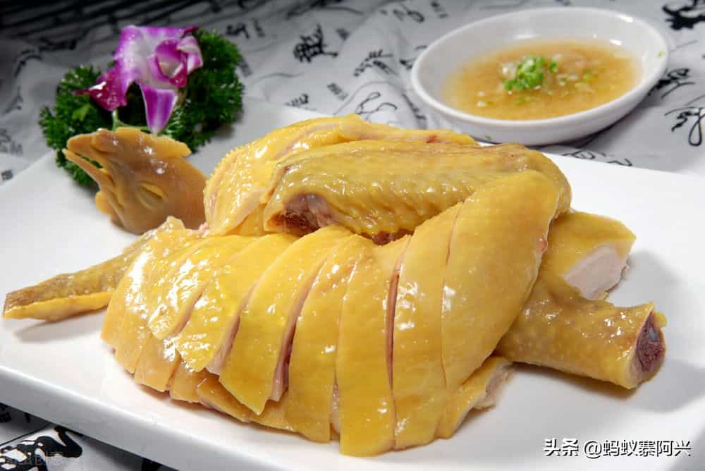 又名白斩鸡,是中华民族经典的特色粤菜