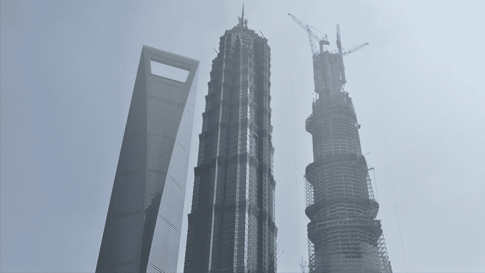 为了撑起这个高楼,一根就能承载1000吨重量的承重柱,中心大厦的底部